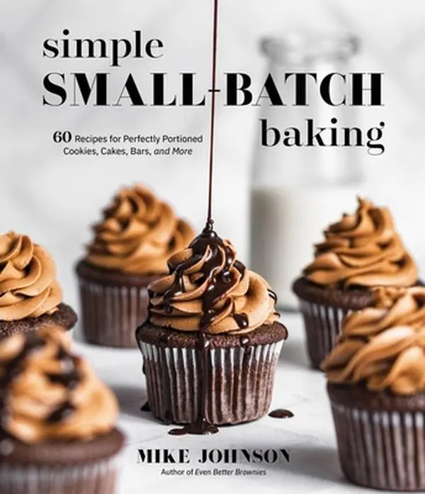 Used Softcover Book - Simple Small-Batch Baking: 60 Recipes for Perfectly Portioned Cookies, Cakes, Bars, and More by Mike Johnson (2022 Edition, 168 Pages, Like New, English, for Intimate Gatherings)