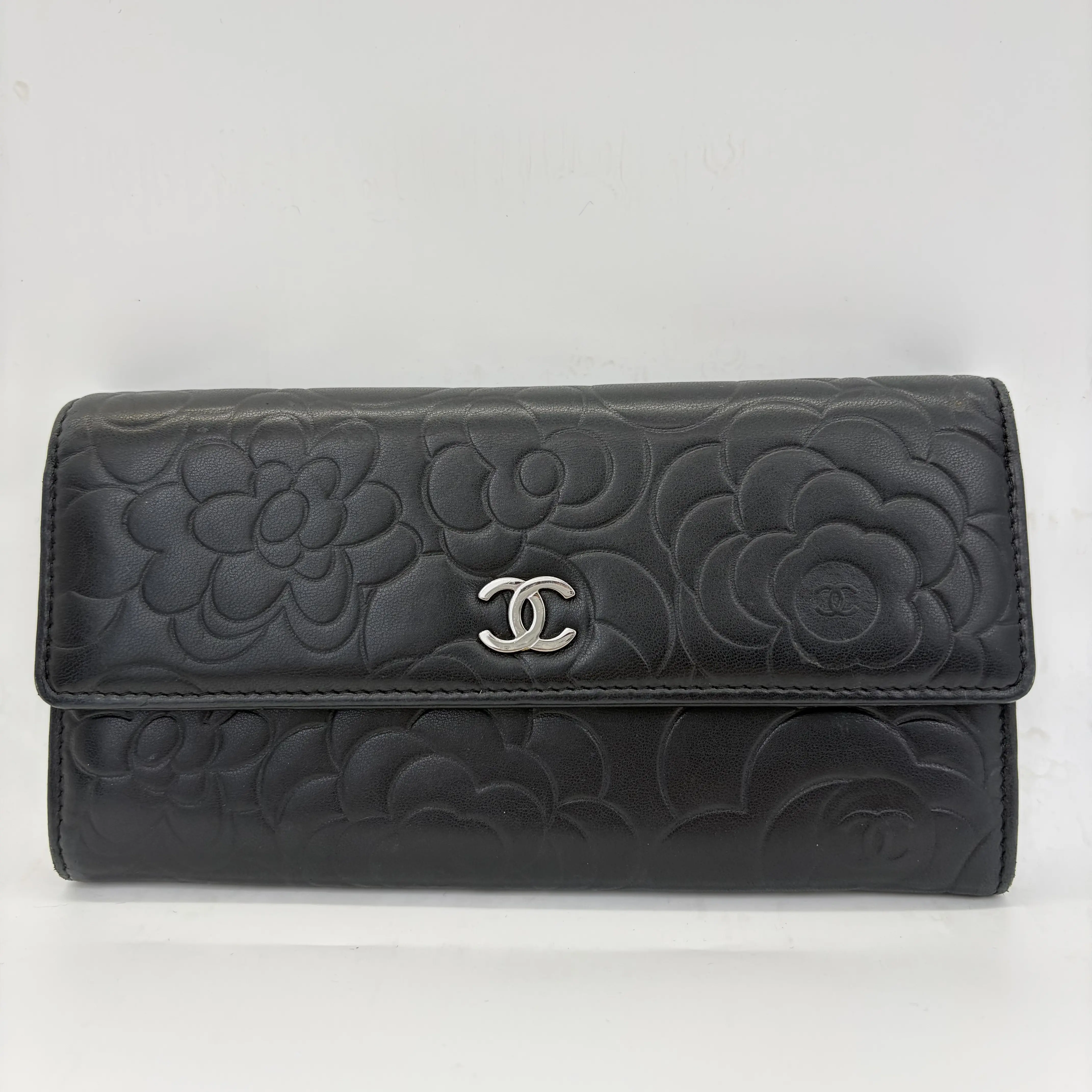 Pre-owned CHANEL Camellia embossed long flap wallet