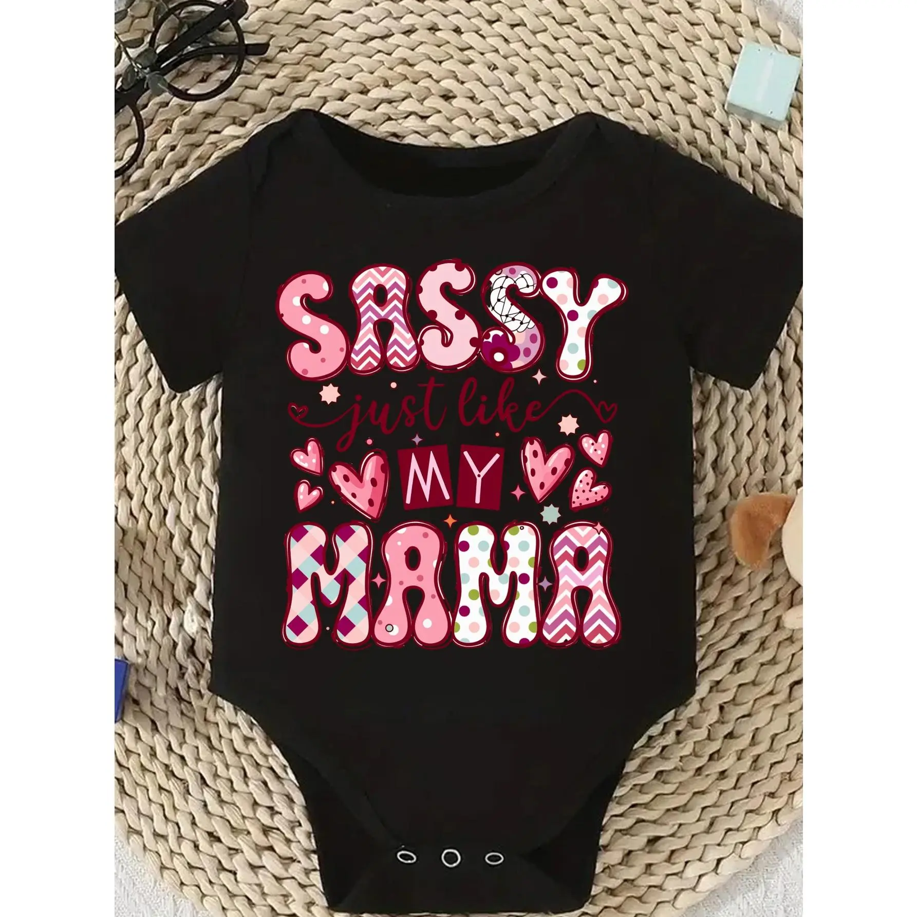 Cute Baby Bodysuit with Sassy Just Like My Mama Print Soft Versatile Round Neck Button Detail Regular Fit All Seasons Knitted Fabric Onesie for 0-12 Months