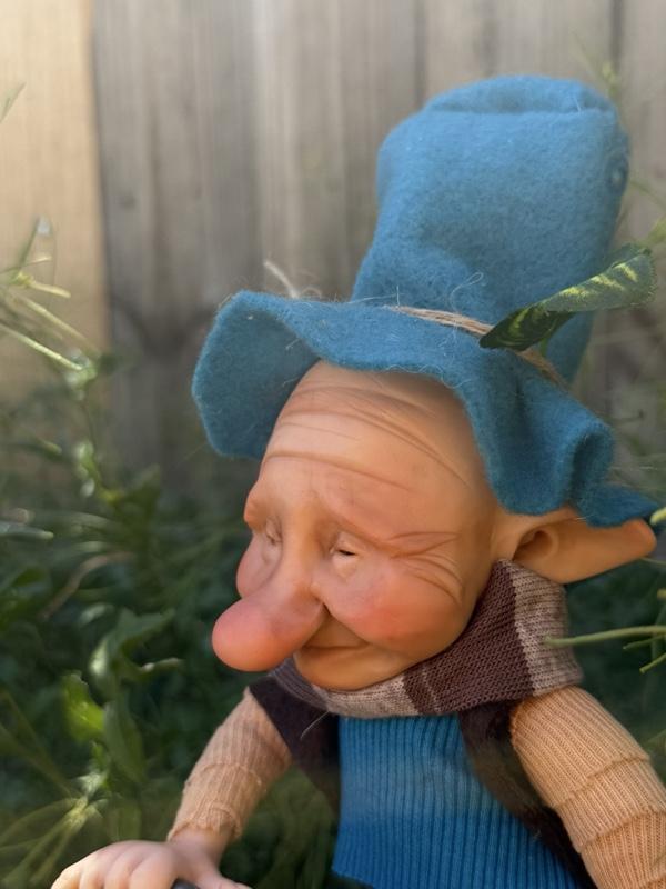 Duende del bosque, su trabajo es regar las plantas con magia en la primavera, y verlas crecer. Duende de fantasía