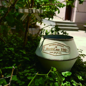 1pc Farmhouse Flower Pot - Heavy-duty Iron Construction, Lightweight & Sturdy Planters for Indoor/Outdoor - Beige/Black/, Retro Rustic Decor for Living Room, Patio, Balcony, Garden - Plants Not Included, Balcony Planter