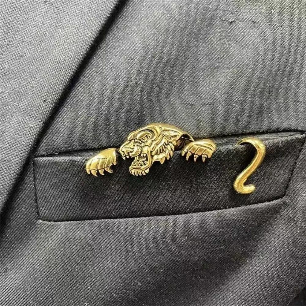 Retro Traditional Animal-Shaped Brooch for Men's Accessories, Heavy-Duty Crocodile Pattern Collar Button Decoration, Punk Fashion Tiger Design