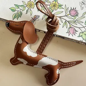 PU Leather Sausage Dog Keychain, Handmade Cartoon Dog Bag Charm, Cute Puppy Design, Suitable for Keys Backpack Car Accessories