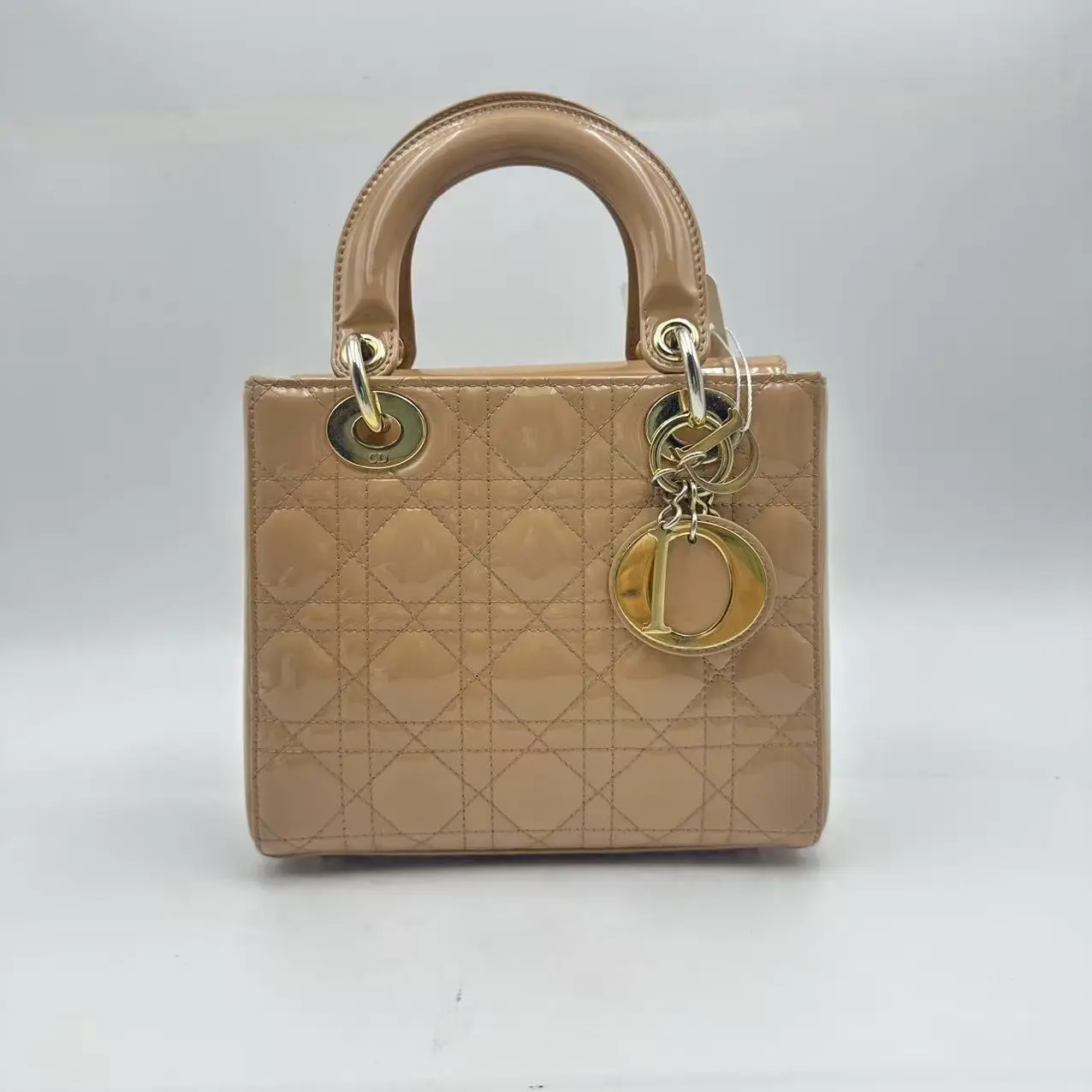 Pre-owned Dior Hz9 Lady Dior, Small (4 slot) size, Beige with gold tone hardware, Patent leather, Handheld/crossbody bag. h02444
