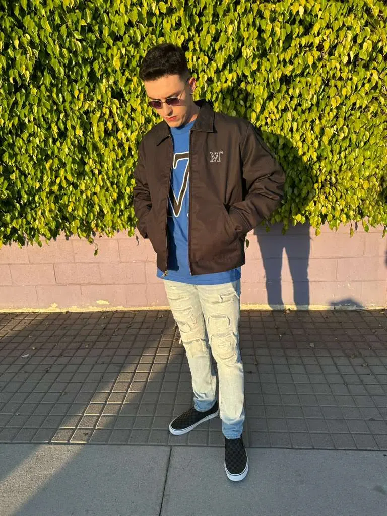 Chamarra y camisa