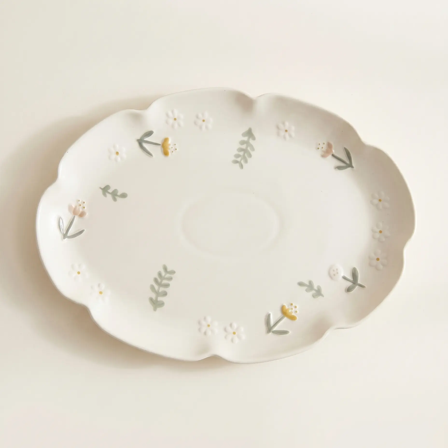 Rustic Daisy Ceramic Oval Serving Platter - 12.25 in Large Kitchen Tableware, Elongated Basin, Handcrafted Look, Durable Service Plate