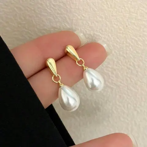 Elegant Faux Pearl Drop Earrings, Dangle Earrings, Teardrop Design, Ideal for Parties, Stylish Accessory for Women, Versatile Gift Option, Ear Accessories, Fashion Earring, Jewelry Design, Fashionable Earrings
