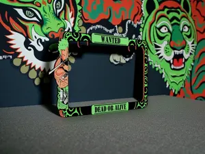 Marco de matrícula personalizado en estilo anime y cómic, hecho a su gusto. Convierte cualquier imagen en tu marca personal o en un recuerdo familiar único para tu coche