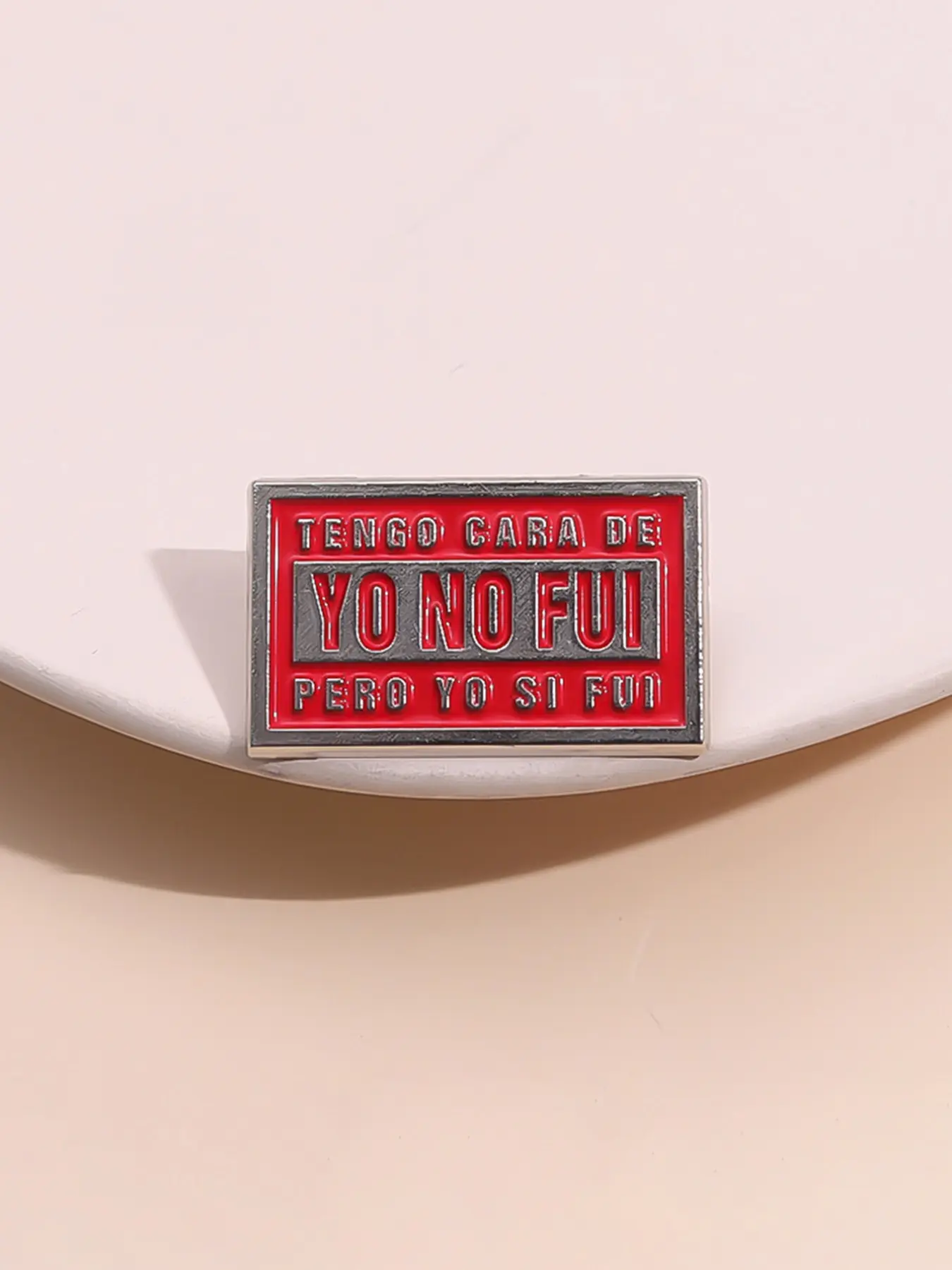 Spanish Humorous Enamel Pin Badge, Latin Style Back Pack Decoration Button, Fun Spanish Language Learner Accessory, Tengo Cara De Yo Not I Am but I Was, Backpack, Emblem Badge Decoration, Letter Brooch Pin