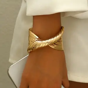 Women's Bold Twisted Bracelet - Matte Hip Hop and Vacation Style Jewelry, Suitable for Daily Wear, Parties, Music Festivals - Versatile Accessories for All Seasons