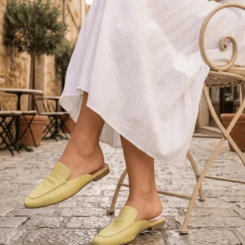 Fashionable and Convenient, Slip-on Flat Mules with Metal Clips on the Heel Walking Shoes Footwear Girl Women Comfort Shoe Casual