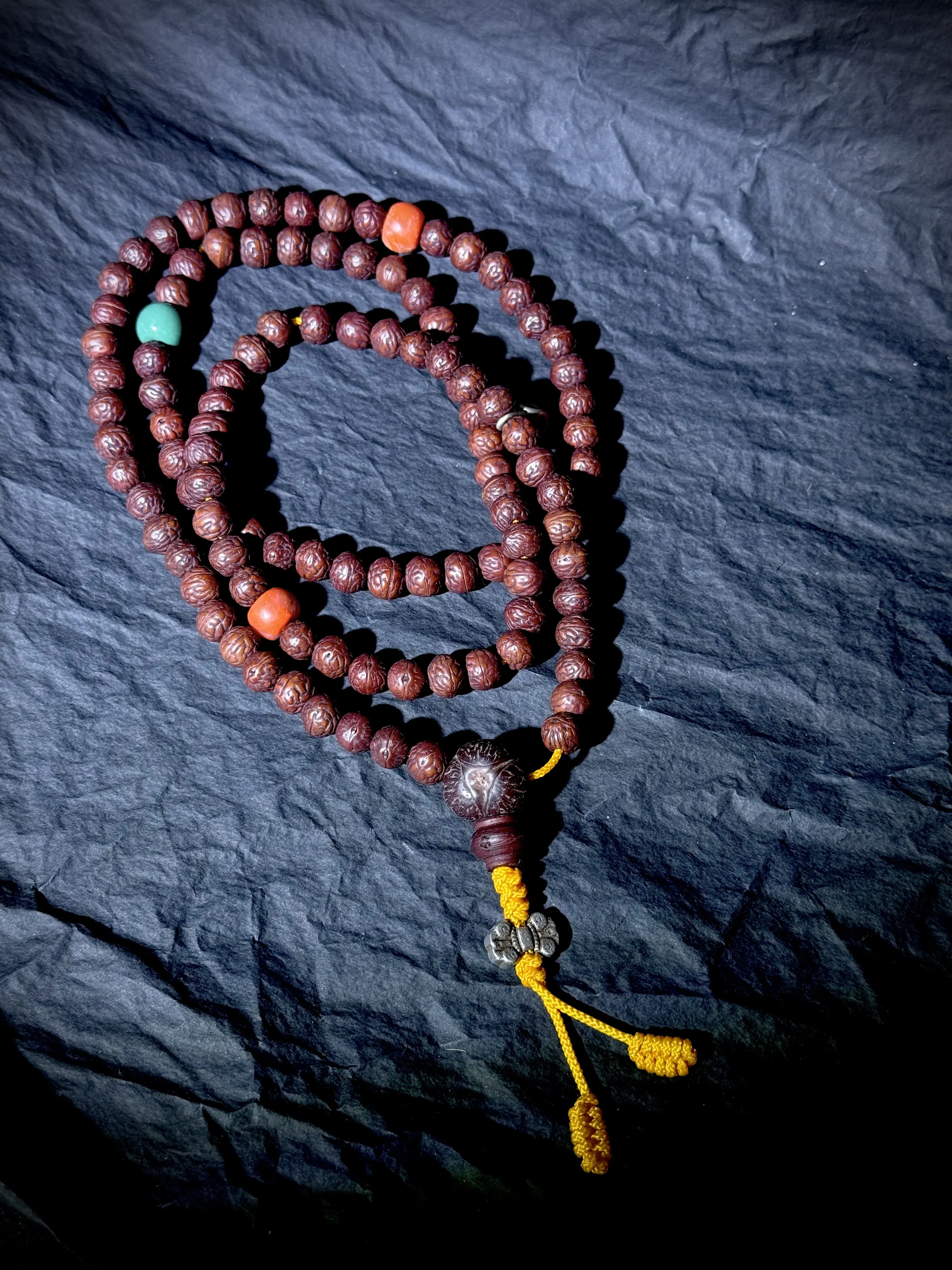 Precious phoenix-eyes lotus seed beads, 108 in total, for wearing or carrying.