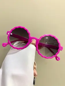 Unisex Round Wave Glasses, Cute Flower Decorative Eyeglasses, Versatile All-Season Eyewear, Stylish Frame Shape for Men and Women, Casual Stylish Glasses