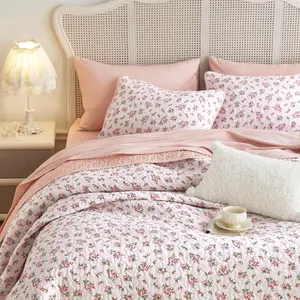 Floral Quilt Set, Coquette Cottagecore Shabby Chic Flower Pattern for Women Teen Girls, Reversible Lightweight Bedspread Coverlet, 3 Pieces, Pink, Queen/Full Size