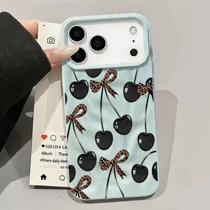 Aesthetic Black Cherry & Leopard Bow Case | Wavy Texture Phone Cover con iPhone 17/16/15/14/13/12 Pro Max/XS