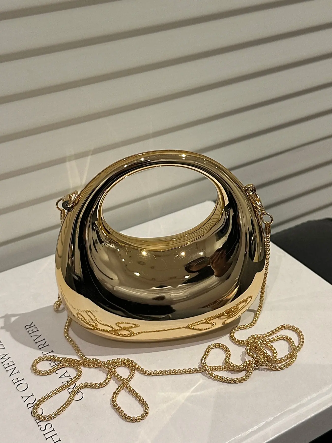 Women's Acrylic Handbag with Chain Shoulder Strap, Lightweight Earphone Coin Pouch, Elegant Fashion Accessory for Daily & Special Occasions, Handheld Bag, Elegant Bags, Fashionable Handbag, Shiny Stylish Bag, Fashionable Purse, Bags And Accessories