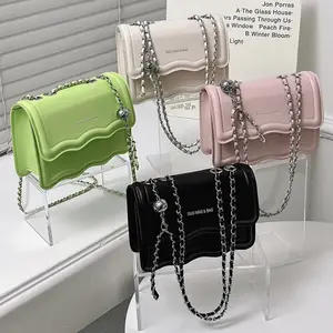 Crossbody Purse for Women Flap Crossbody Handbag with Chain Strap Small Ladies Shoulder Bags with Chain Trendy Clutch Purses Cute Designer Bag solid shoulder shoulder bag