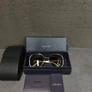 Pre-owned Prada R1119 Resin Sunglasses C14305514628 1015 T4 Zoe