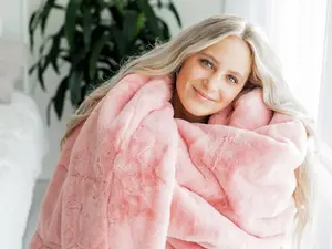 MINKY COUTURE Pretty Pink Blanket - Soft Plush Design in Pink with Cozy Fit for Cuddling and Comfort