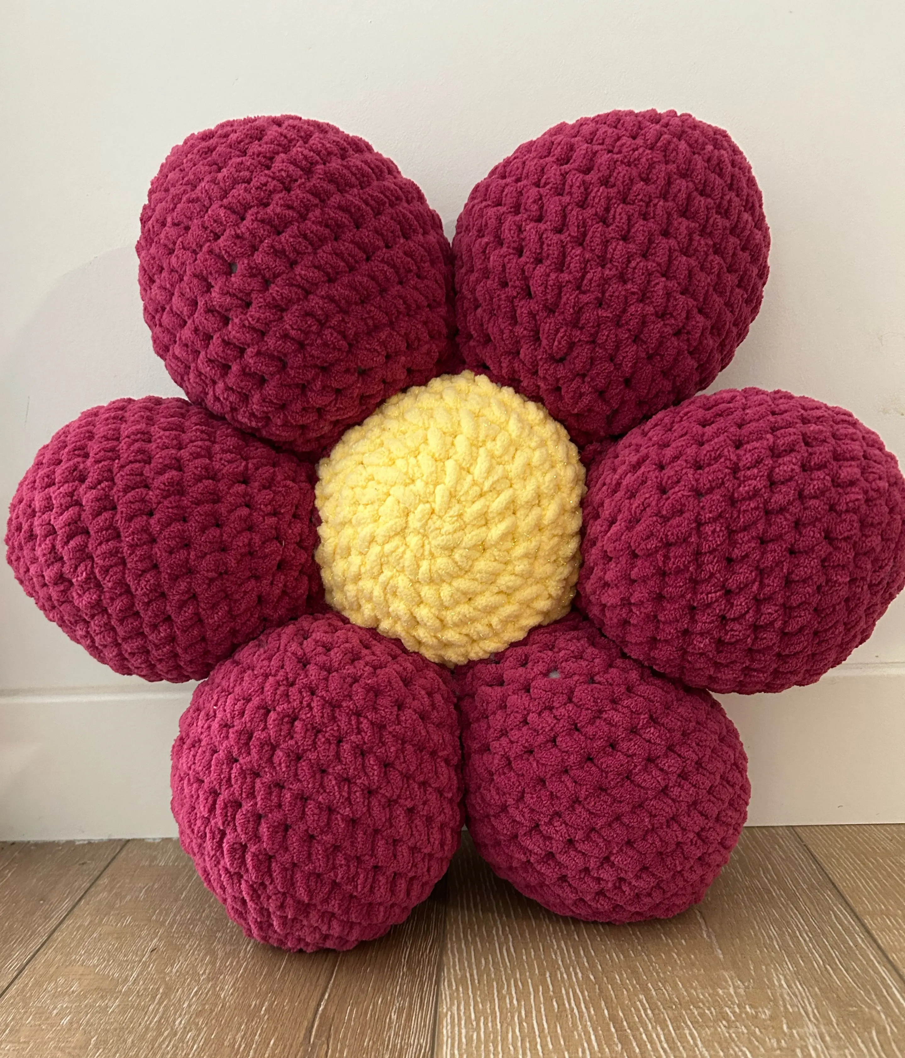 Hand-Crochet Daisy Yarn Throw Pillow - Deliciously Soft, Super Soft Garden-Style Cushion for Lounging Decor & All-Season Textile Furnishings