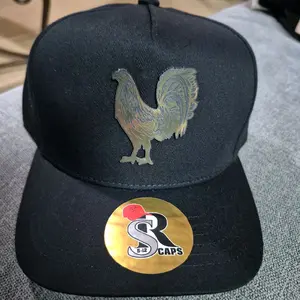 Gorra gallo dorado , ajustable marca kamel color obscuro