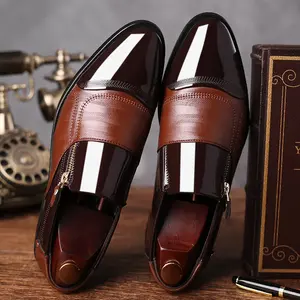 The new large-sized men's business formal shoes, pointed-toe men's shoes, are comfortable and fashionable when worn on one foot