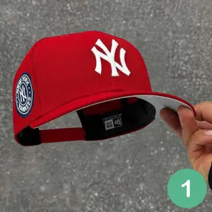 New Era 9FIFTY New York Yankees Red Underbrim Side Patch – Clean black design, premium embroidery.
