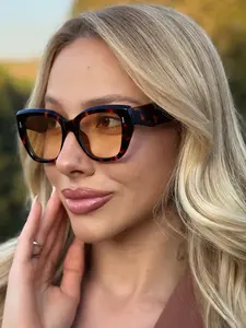 A new pair of versatile cat-eye fashion glasses, with a thick frame design and trendy color combinations, are perfect for both boys and girls to wear when taking photos