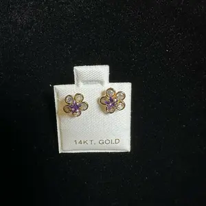 Aretes de oro de 14k con una figuras de flor