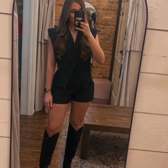 Blazer Denim Romper, Relaxed Fit, Comfortable Western-Inspired Look for Women's Romper- Womenswear - Western-Wear - Country Concert Outfit Inspiration - Nashville Outfit