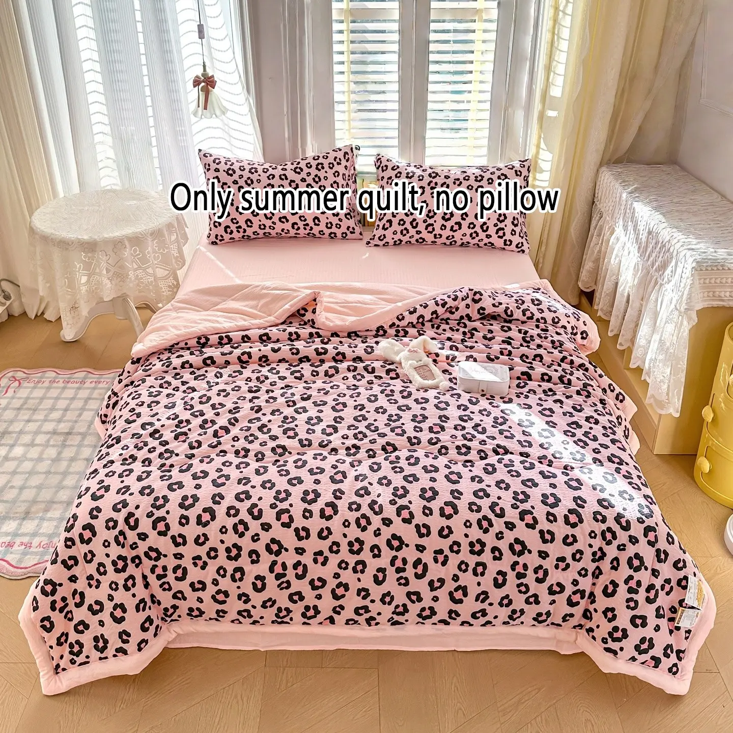 Pink leopard print summer quilt, Lightweight Quilts, Printed Quilts, soft and breathable lightweight summer blanket, an air conditioning blanket suitable for summer bedrooms, offices, beds, living rooms, and home, Cooling Breathable Bedding