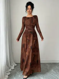 A women's brown fashionable ink wash pleated dress with pleated elements adding layers, long sleeved design for sun protection, suitable for commuting to work, shopping and outdoor activities, indoor and outdoor dressing