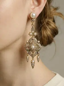 1 pair of vintage pearl studded pendant dangling earrings, with hanging hollow carved gold ornaments paired with broken diamonds, suitable for daily wear, vacation dates, and other occasions. It is also a surprising and exquisite small gift.