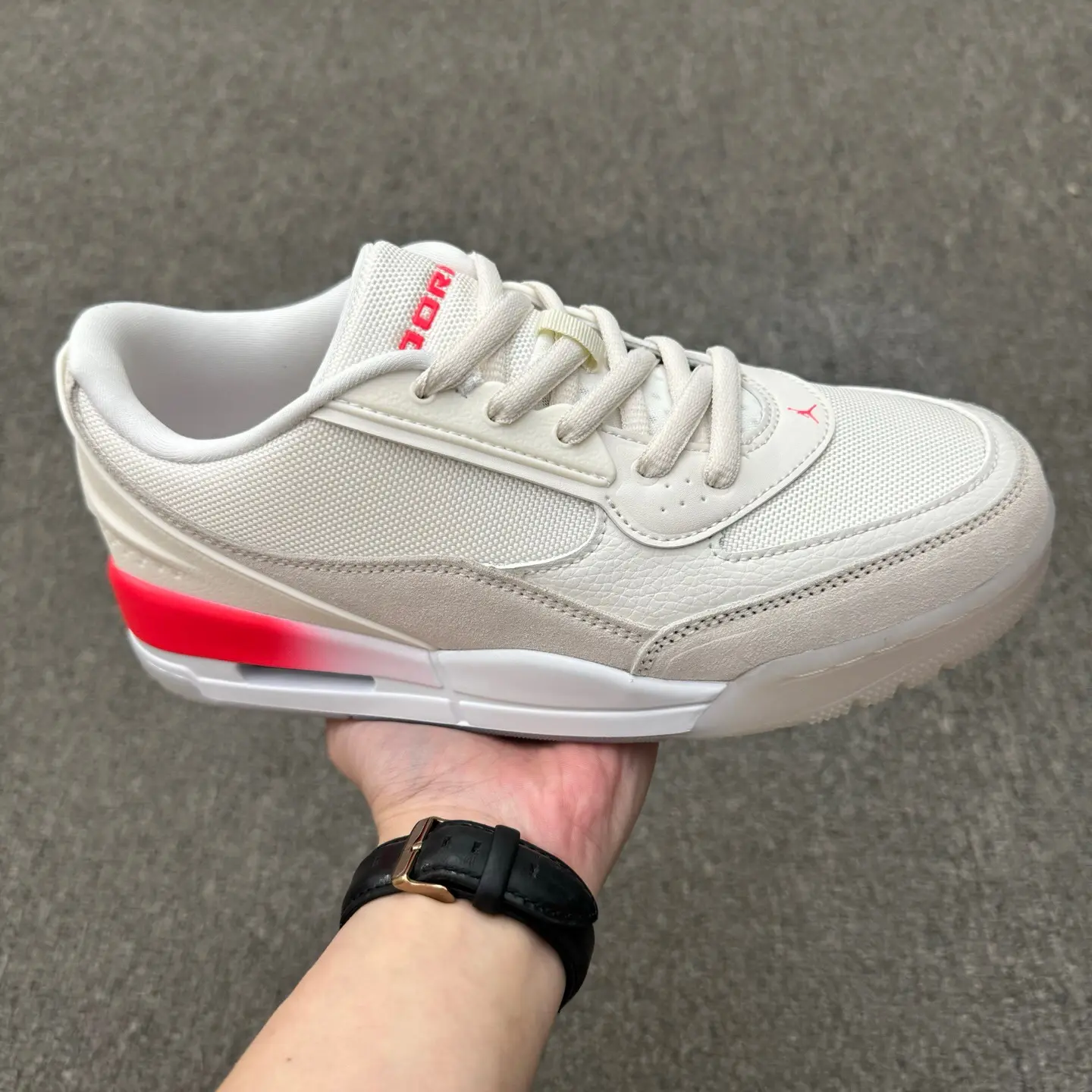 Retro hip‑hop vibe unisex low‑top street sneakers, classic off‑white mesh suede with gradient red heel design, shock‑absorbing cushioned midsole, fashionable casual shoes fit men women for commute and street shoot
