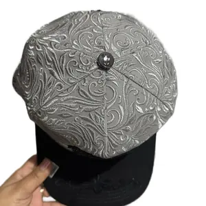Gorra L-A Gray Embroidered Design with Button Closure for Stylish Comfort