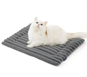 Small self-heating pet carrier mat, suitable for both indoor and outdoor use; self-heating pet bed, warm and comfortable, non-slip and washable.