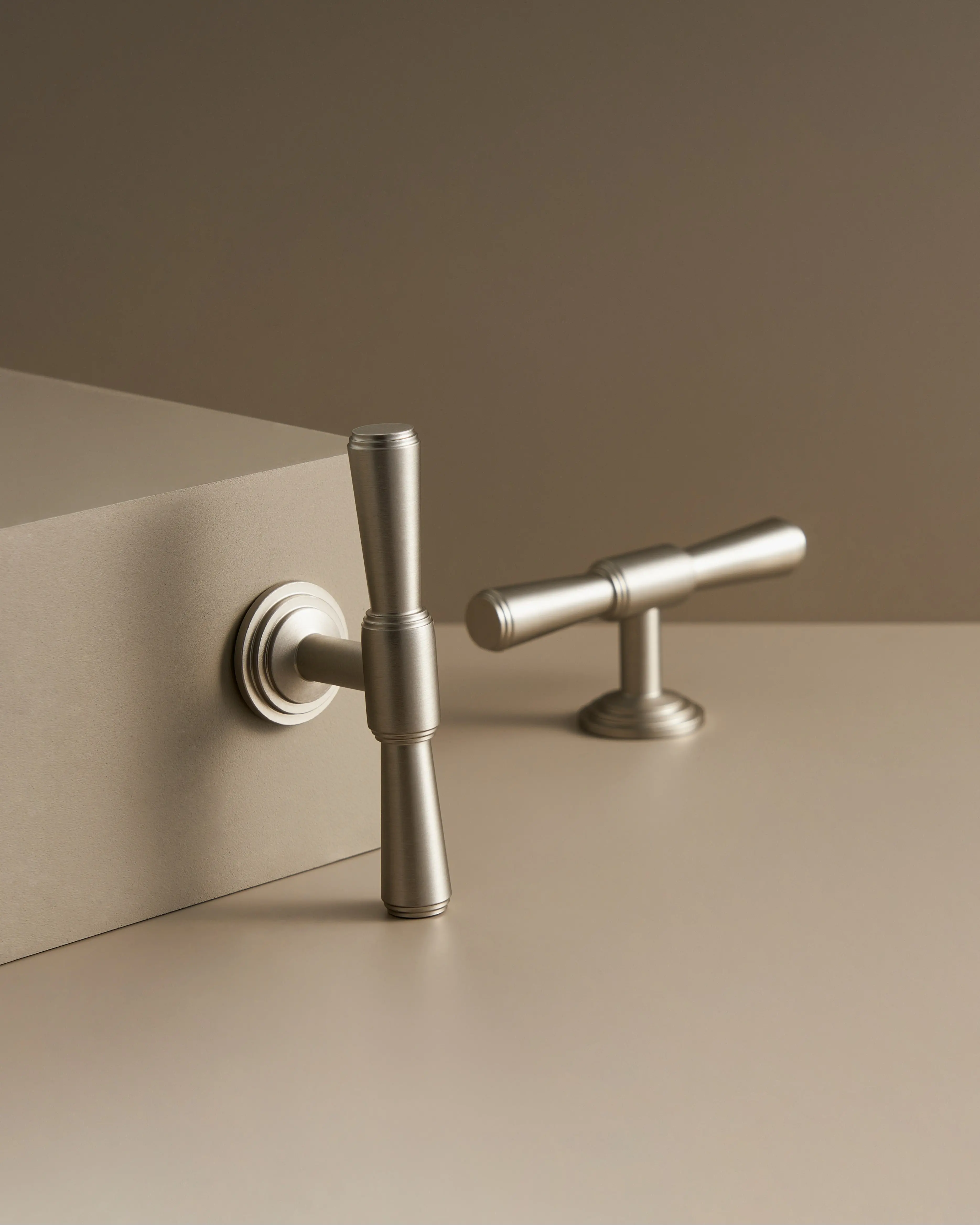 ASTORIA FLARED-END T-BAR CABINET PULL