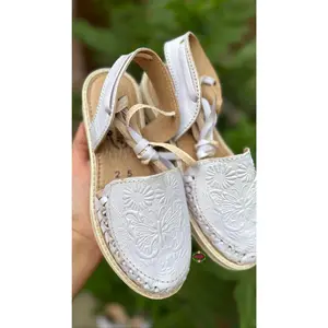 Mariposa hermosa -White Tooled Butterfly Lace Up