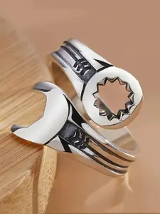 A unique men's ring-shaped open-ended jewelry design. Suitable for daily wear, as a gift for parties, festivals, birthdays or anniversaries. A gift for men at jewelry festivals and gatherings. Suitable for all occasions.