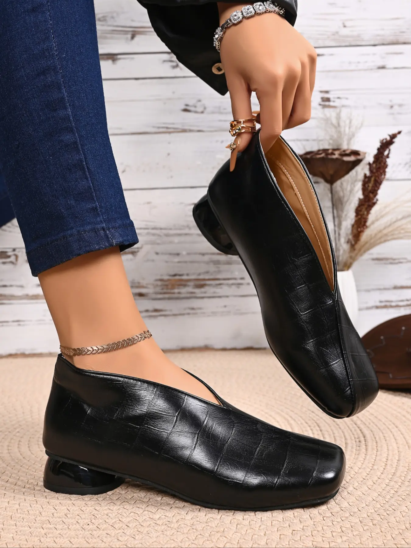 Women's French Vintage Embossed Leather V-Neck Shoes, Spring & Fall Casual Round Toe Chunky Heel Pumps, Versatile Small Leather Shoes