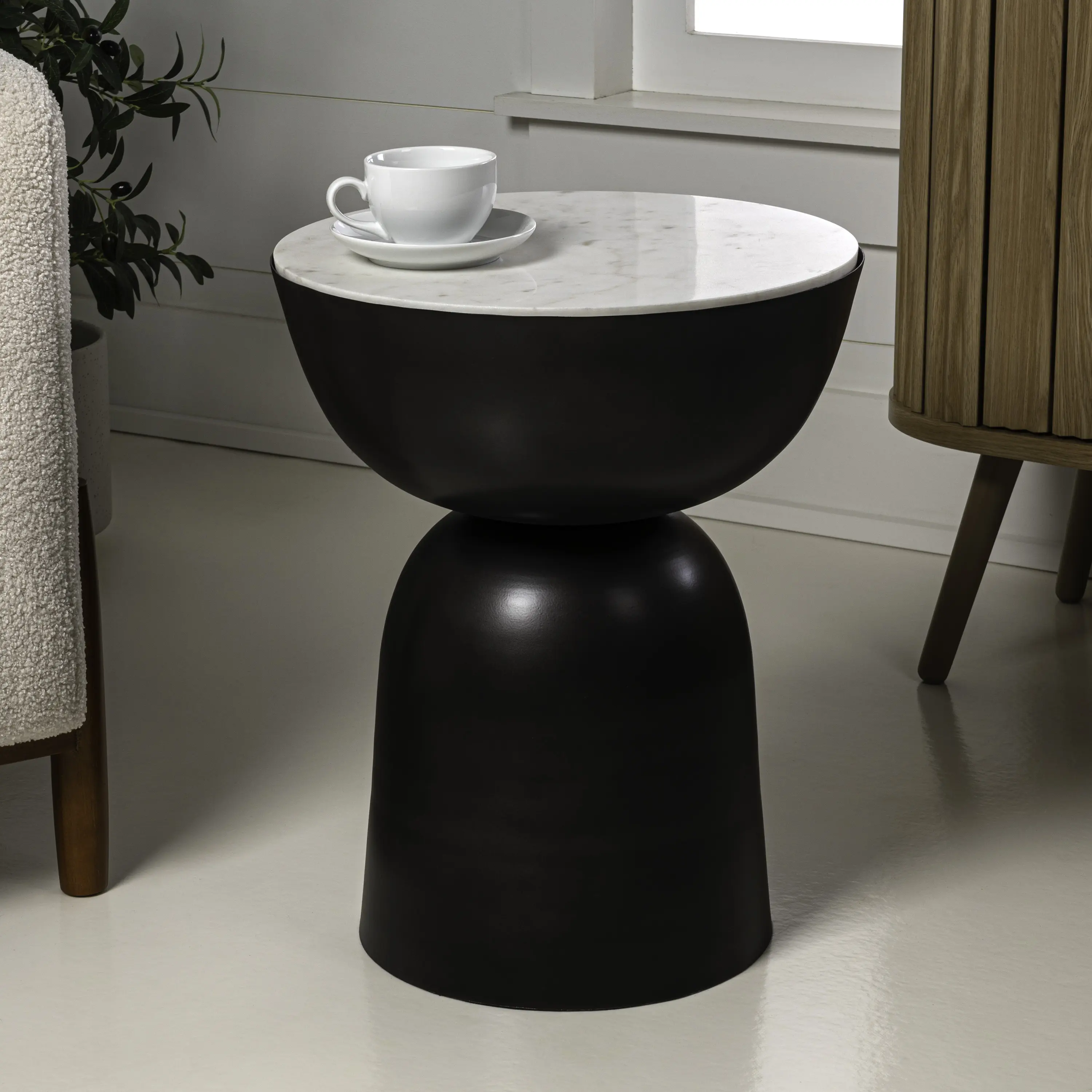 JONATHAN Y Atarah 16" Round Top Artisan High-End Handmade End Table - Natural Stone Marble-Metal, Black-White Marble Black Accent, Modern Side Table, 20" Tall, Fully Assembled, Living Room Decor with Coasters, Blot Up Spills-Clean with Warm Water