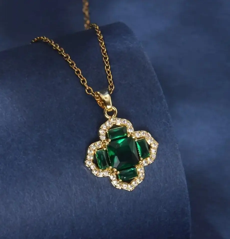 Cadena de acero inoxidable con dije de trébol con circones/ Stainless steel chain with clover pendant with zircons