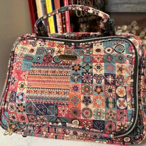 Toiletry Bag Travel with Hanging Hook, Water-resistant Cosmetic Makeup Organizer for Full-Sized Shampoo, Toiletries, Durable Folding Nylon Bag – Compact Travel Essentials, Bathroom Storage, Pink