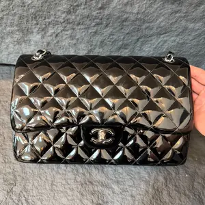 Pre-owned CHANEL jumbo patent black silver 16