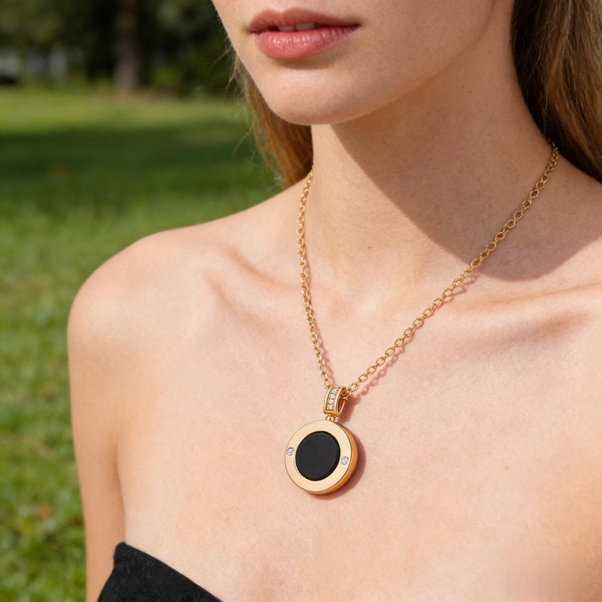 Gold Double-Sided Round Coin Necklace for Women, Black Agate & White Mother-of-Pearl Clavicle Chain with Roman Letters, Light Luxury Minimalist Jewelry