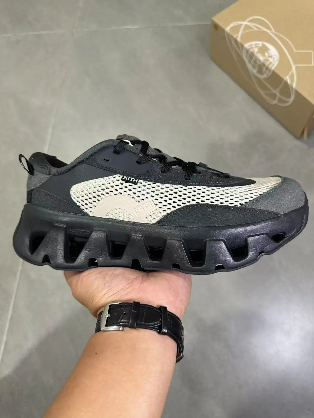 Minimalist Two Tone Breathable Mesh Platform Sneakers Hollow Anti Slip Outsole Versatile Outdoor Shoes