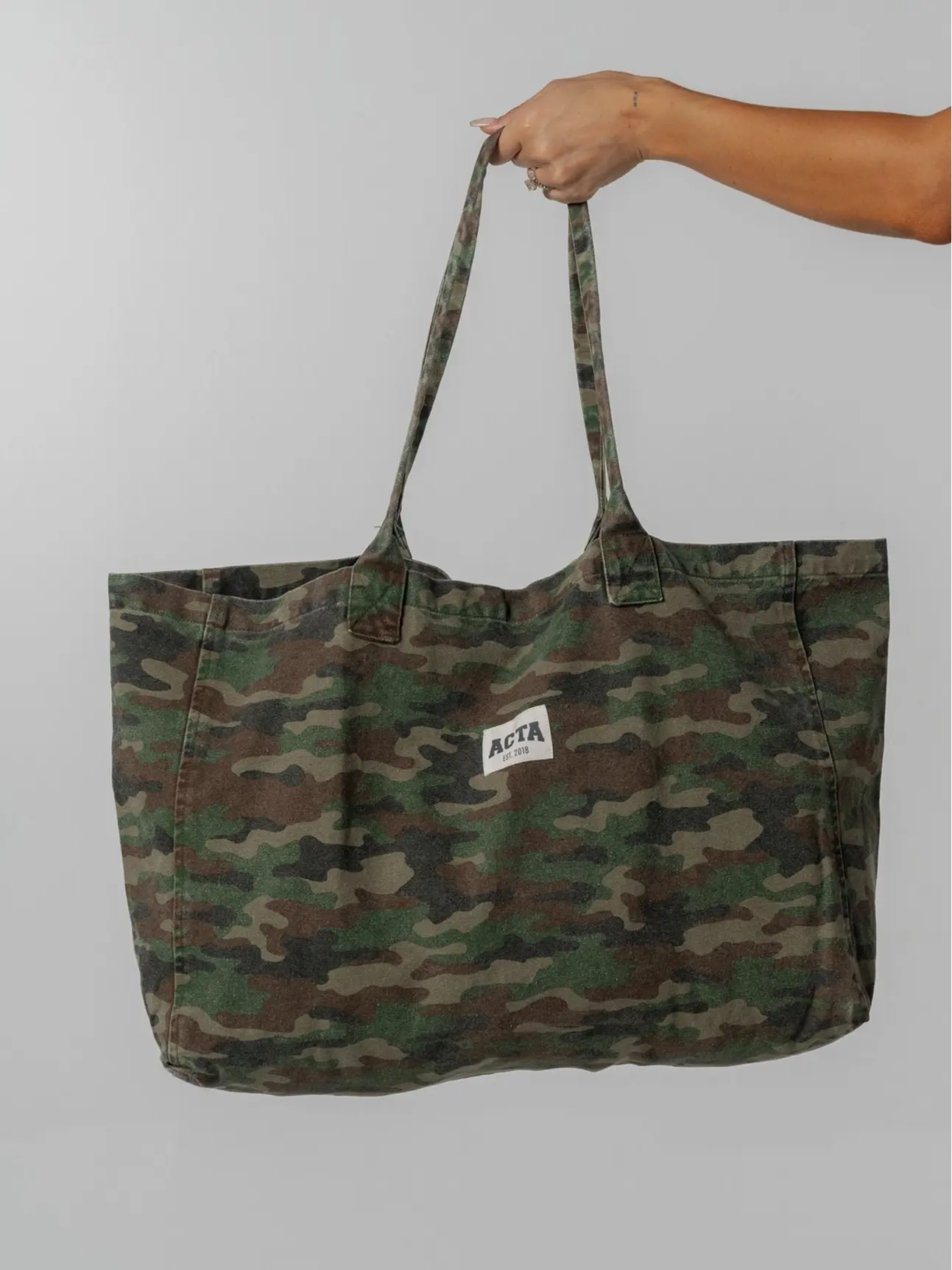 ACTA Quilted Tote Bag with Padded Straps Structured Body Crossbody Strap for Ultimate Utility and Style