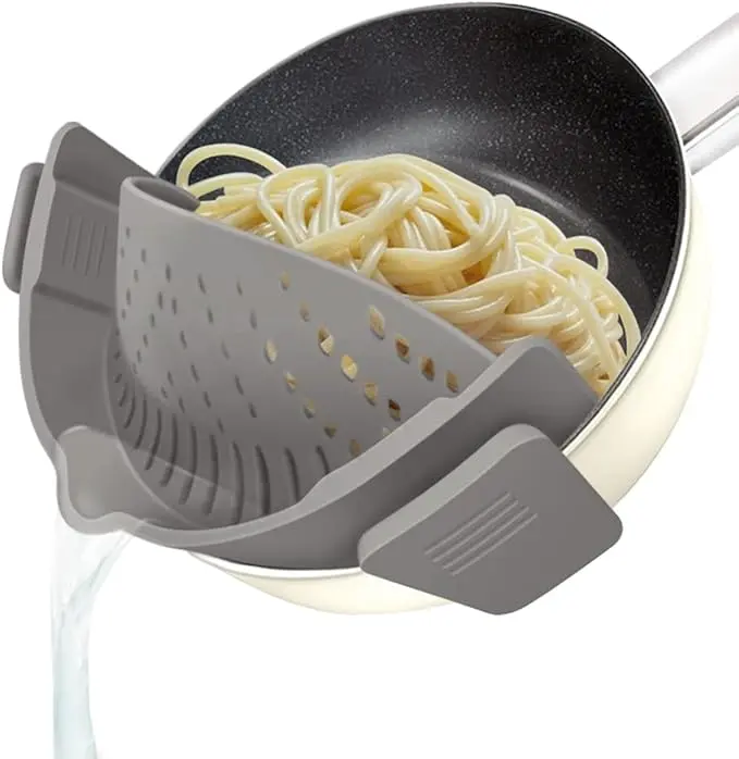 Clip on Strainer for Pots Pan Pasta, Silicone Food Strainer Hands-Free Pan Strainer, Clip-on Kitchen Food Strainer for Spaghetti, Pasta, Ground Beef Fits All Bowls and Pots (Grey)