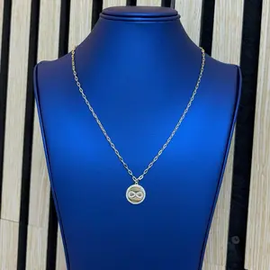 Cadena delicada con diseño de colgante infinito elaborada en plata 925