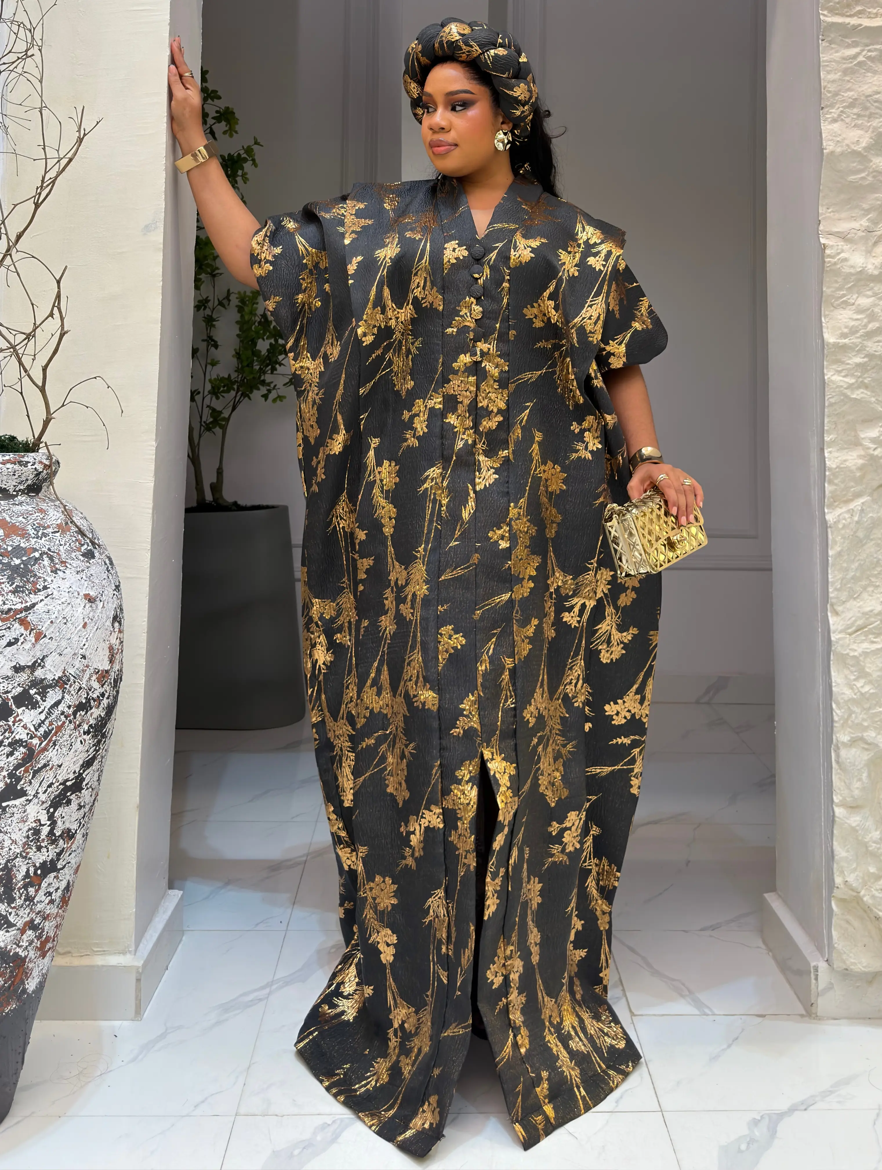 URBAN ROYALTY (BLACK/GOLD)